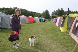 Kooiker and handler amongst the tents,